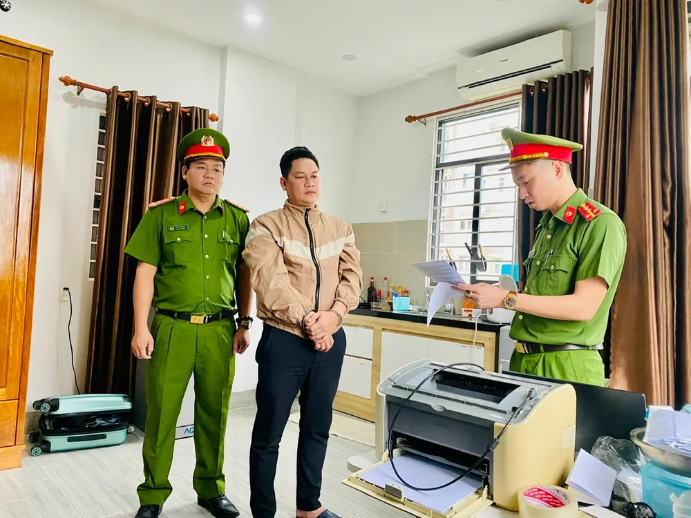 Trương Quốc Thái, Tổng Giám đốc Công ty Tài chính VietNam Capital nghe đọc lệnh bắt tạm giam và khám xét nơi ở. Ảnh: CA. công ty tài chính vietnam capital