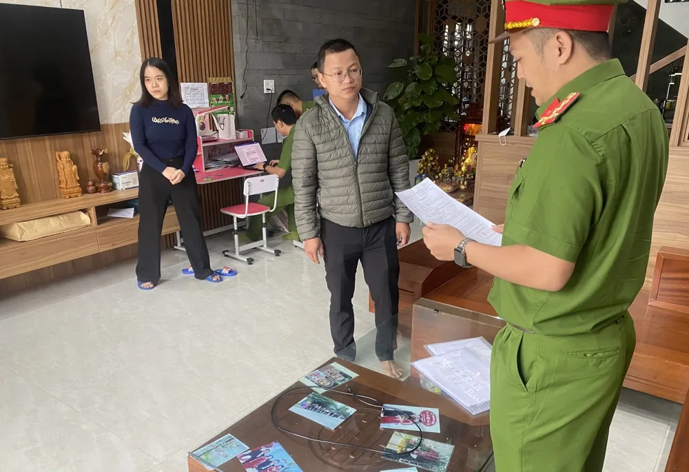 nhận hối lộ tại UBND quận Cẩm Lệ