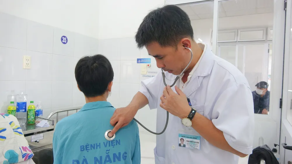 BSCKI Phan Phước An Bình thăm khám cho bệnh nhân sau ca phẫu thuật. Ảnh: MT. đứt lìa phế quản gốc của phổi