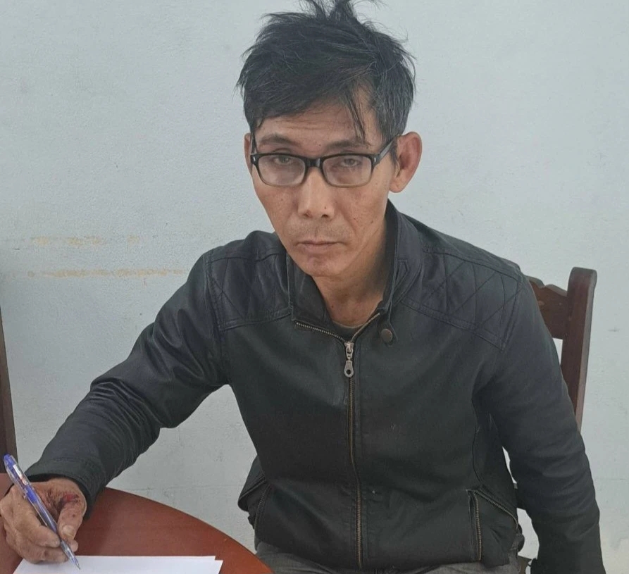 Hà Đức Tài tại cơ quan công an. Ảnh: CA. de-phong-than-doi.jpg