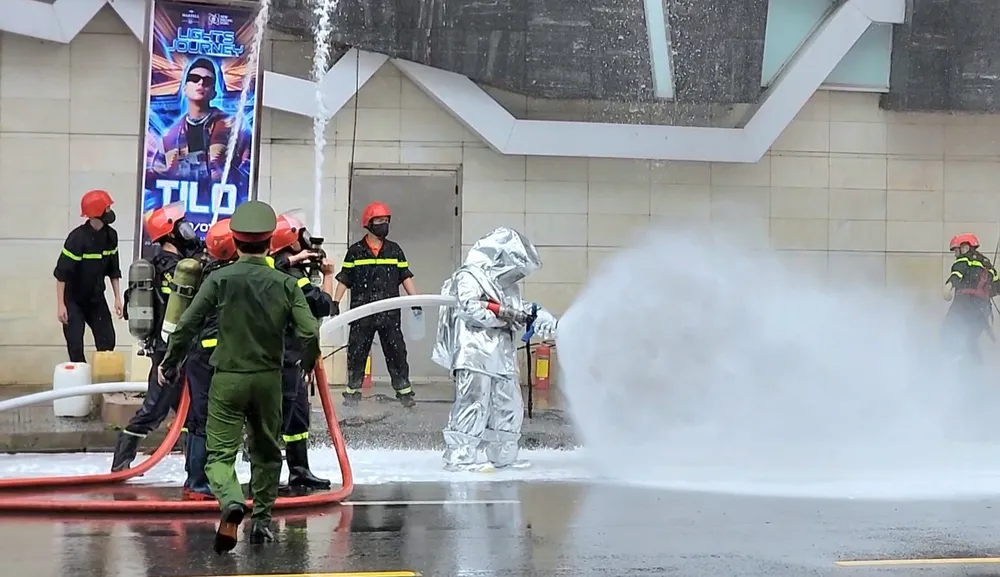 Cảnh sát sử dụng đồ bảo hộ chuyên dụng tiến vào đám cháy. Ảnh: MINH TRƯỜNG. dien-tap-chua-chay-xit.jpg