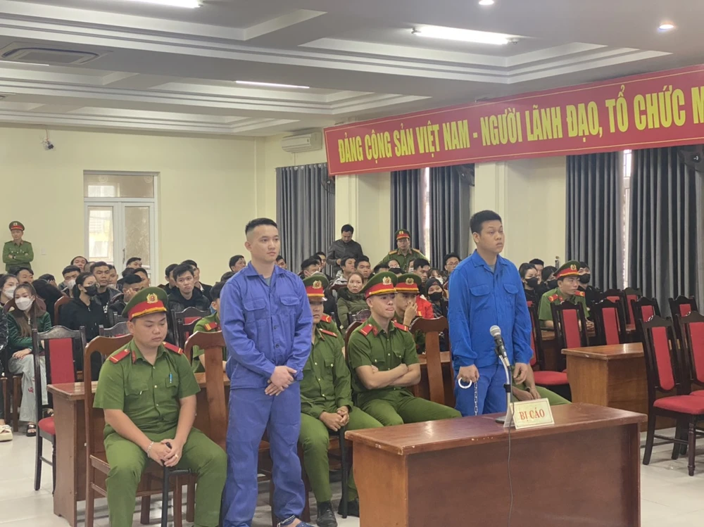 Lê Ân (bên phải) và Ngô Đức Minh tại phiên toà xét xử lưu động. Ảnh: MT. quan-karaoke.jpg
