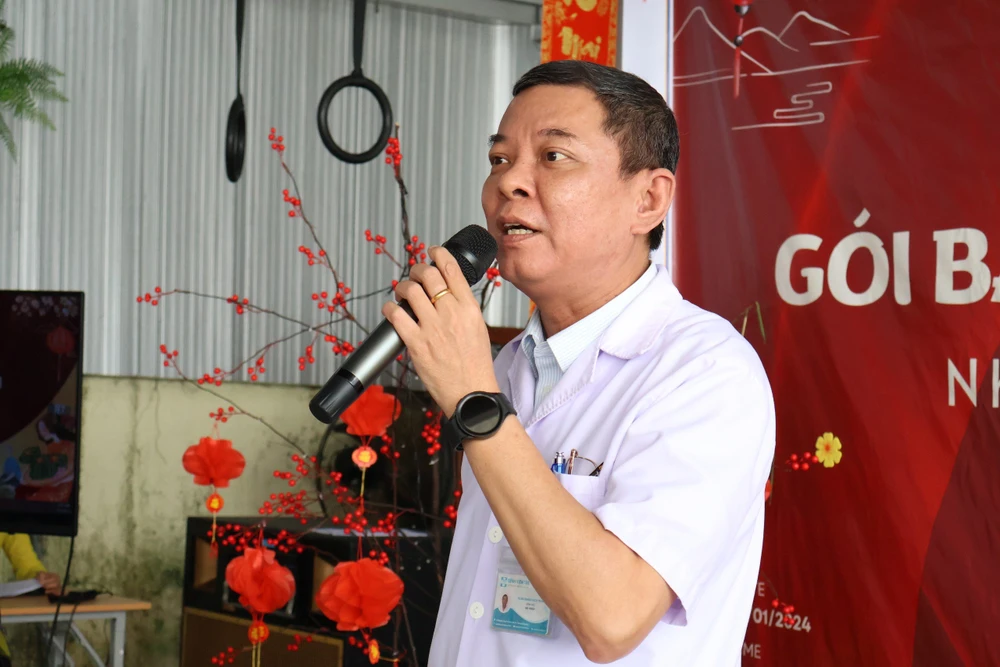Đại tá Quách Hữu Trung, Giám đốc Bệnh viện 199, gửi lời chúc Tết 2024 đến các bệnh nhân. Ảnh: MINH TRƯỜNG. bác sĩ gói bánh chưng tặng bệnh nhân 1