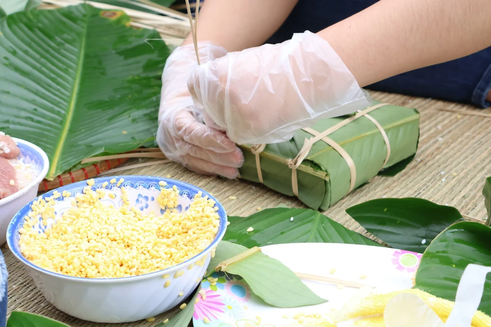 Các bác sĩ gói bánh chưng tặng bệnh nhân ăn tết trong bệnh viện. Ảnh: MINH TRƯỜNG. bác sĩ gói bánh chưng tặng bệnh nhân ăn tết