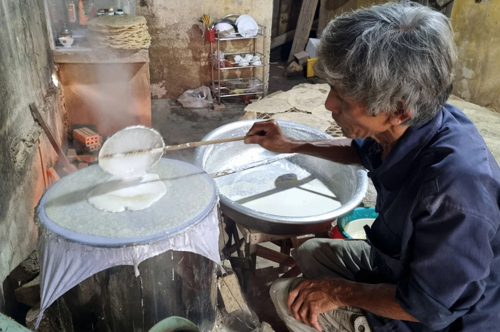 Bánh tráng Túy Loan chủ yếu làm bằng bột gạo và các nguyên liệu khác. Ảnh: MT. Bánh tráng Túy Loan