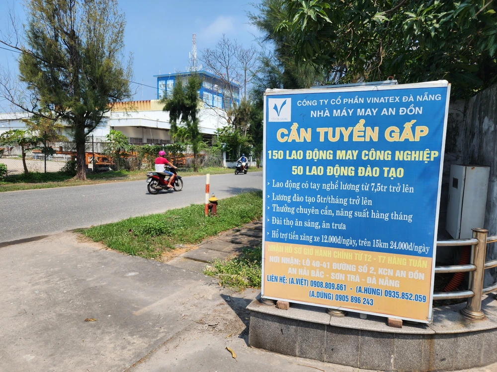 Đăng bảng tuyển gấp lao động nhưng vẫn chưa đủ. Ảnh: MINH TRƯỜNG. tuyen-dung-lao-dong.jpg
