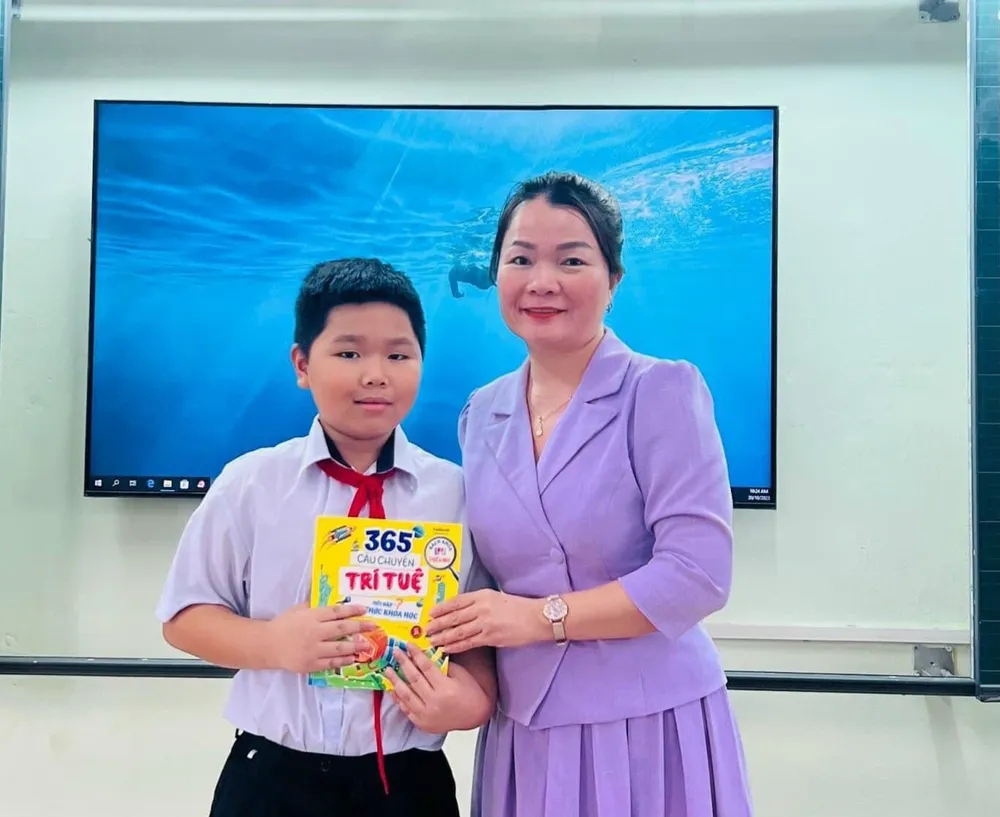 Cô Võ Thị Mỹ Thu, Hiệu trưởng trường Tiểu học Lương Thế Vinh động viên các em có lượt đọc sách nhiều trong tháng, quý. Ảnh: MT. doc-sach-da-nang.jpg