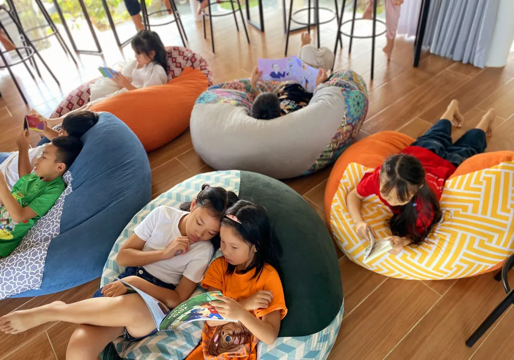 Ngoài đọc sách ở trường, ở nhà thì các em còn được nhà trường tổ chức đi thư viện. Ảnh: MT. đọc sách