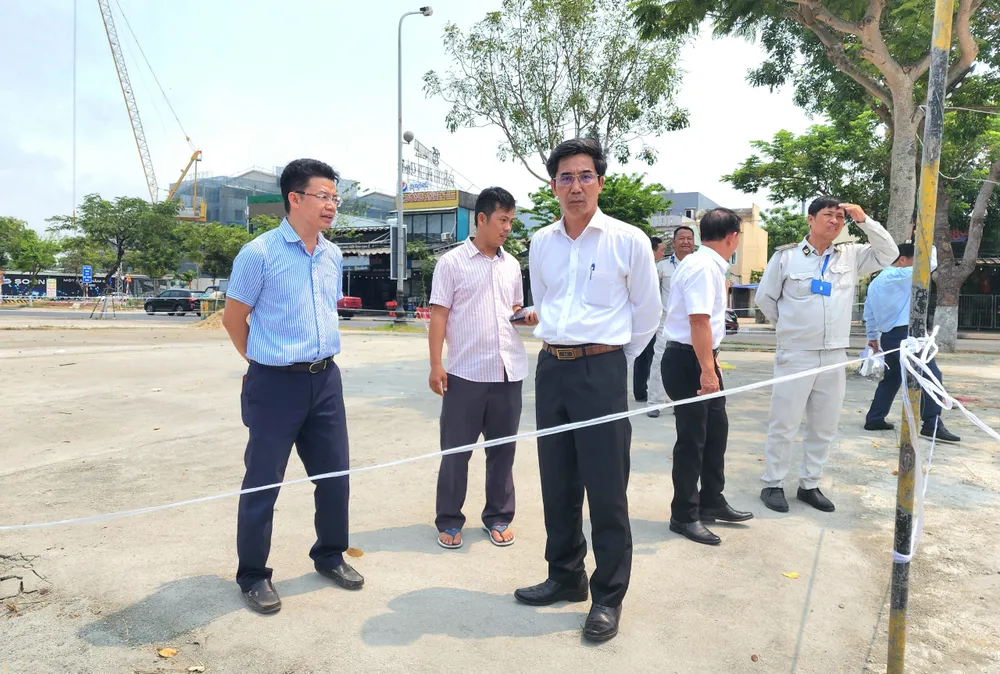 Ông Trần Chí Cường, Phó Chủ tịch UBND TP Đà Nẵng chỉ đạo nóng tại hiện trường. Ảnh: MINH TRƯỜNG song-han-tran-chi-cuong.jpg