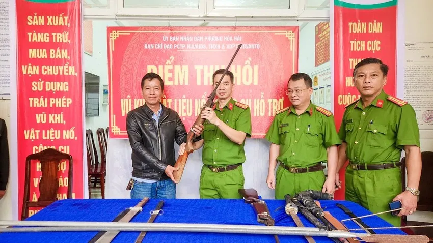 Người dân tự nguyện giao nộp súng, vũ khí thô sơ. Ảnh: MT thanh-thieu-nien-vu-khi.jpg