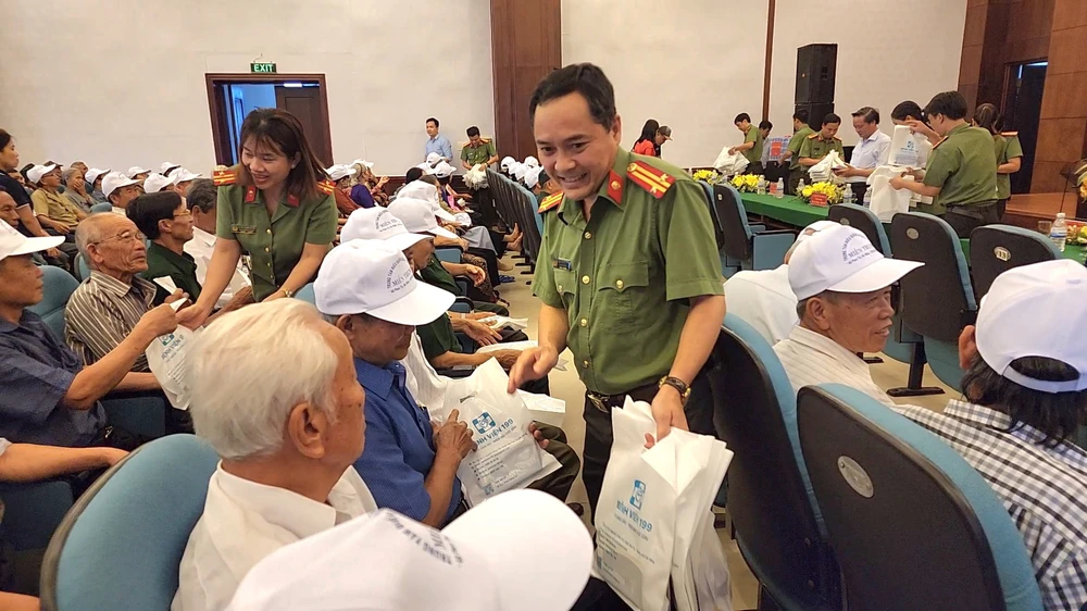 Trung tá Trần Quang Pháp, Phó Giám đốc Bệnh viện 199 trao tặng các phần quà cho người có công. Ảnh: MINH TRƯỜNG. nguoi-co-cong-bv-199.jpg