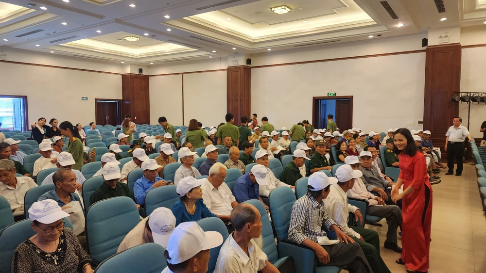 Gần 200 người có công ở nhiều tỉnh thành được hỗ trợ dịp này. Ảnh: MINH TRƯỜNG. người có công