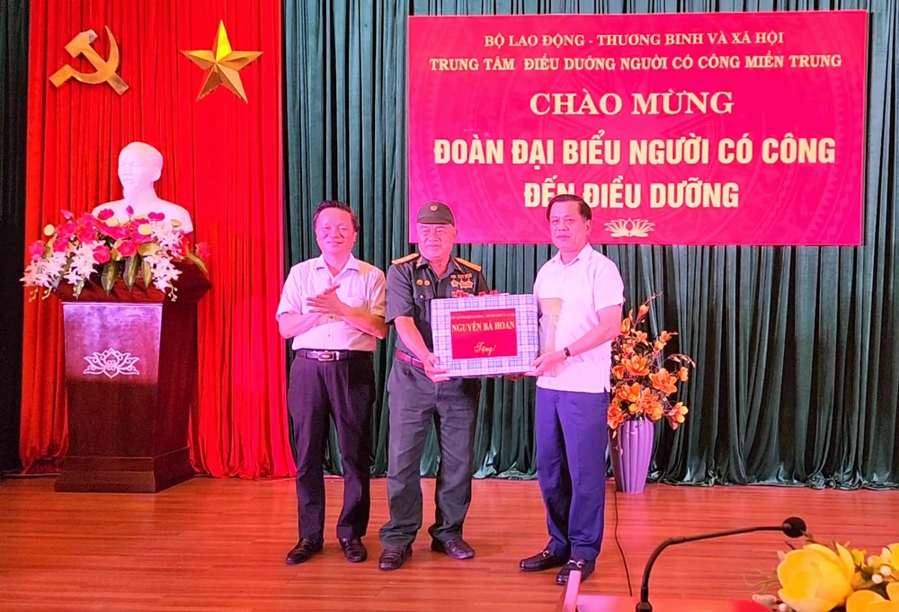 Ông Nguyễn Bá Hoan, Thứ trưởng Bộ LĐ-TB&XH trao tặng phần quà cho người có công đang điều trị, chăm sóc tại Đà Nẵng. Ảnh: MINH TRƯỜNG. thu-truong.jpg