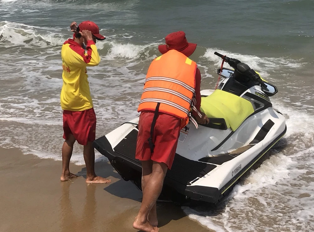 Lực lượng cứu hộ tiến hành tìm kiếm nạn nhân đuối nước sáng ngày hôm nay. Ảnh: MINH TRƯỜNG. đuối nước