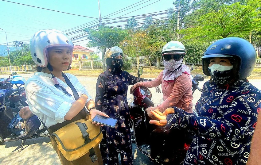 Công nhân bức xúc kéo đến công ty để hỏi chuyện. Ảnh: MINH TRƯỜNG. khởi kiện