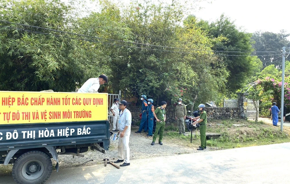 Lực lượng chức năng tiến hành cưỡng chế. Ảnh: MT. cong-trinh-trai-phep-lien-chieu.jpg