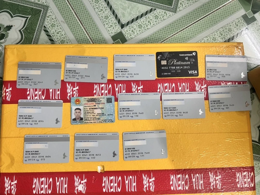 Nhiều thẻ ngân hàng bị công an phát hiện thu giữ. Ảnh: LP. ung-ho-cac-hoan-canh-kho-khan-the.jpg