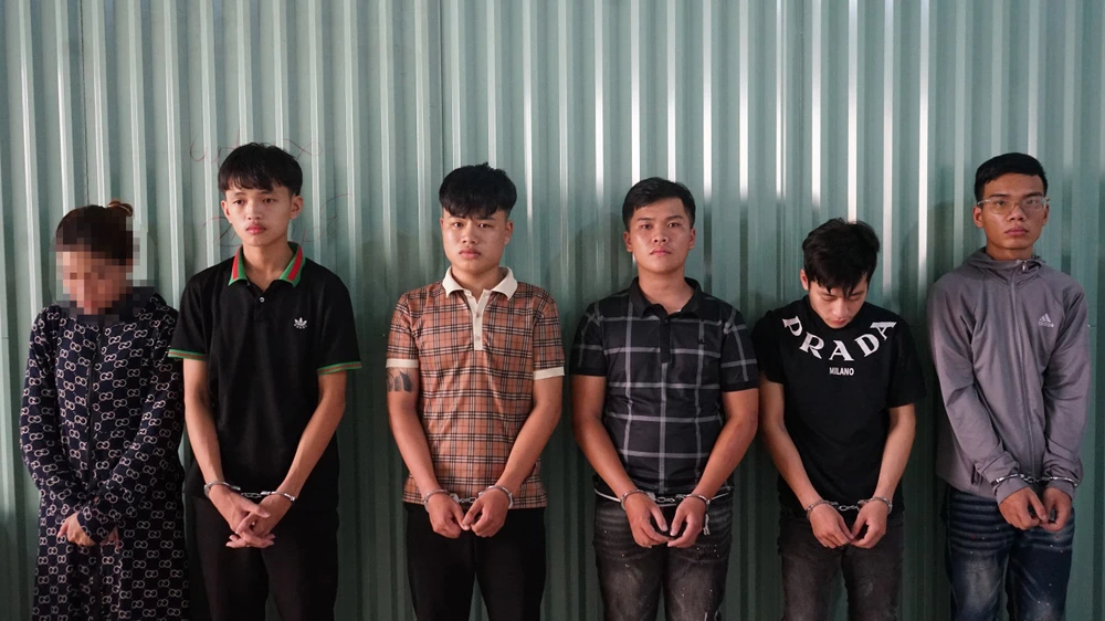 Công an bắt tạm giam 5 bị can nam liên quan đến vụ trong vụ mang hung khí đi diễu phố, chém nhầm người ở Đà Nẵng. Ảnh: CA. Khởi tố thêm 6 người trong vụ mang hung khí đi diễu phố, chém nhầm ở Đà Nẵng