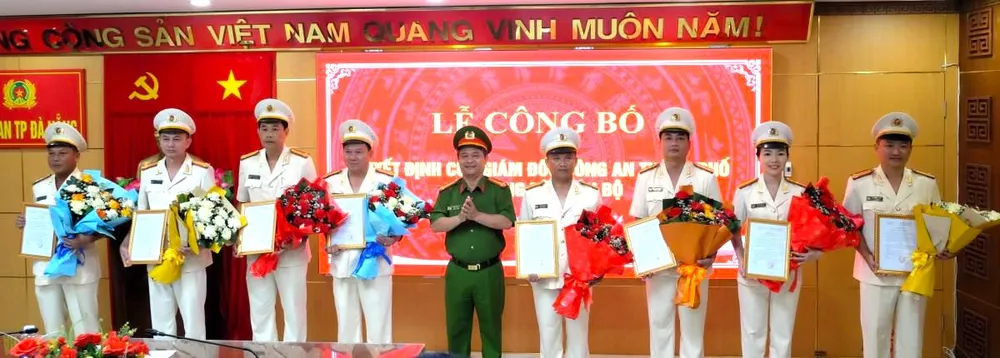 Lãnh đạo Công an TP Đà Nẵng chúc mừng tám cán bộ được điều động, bổ nhiệm. Ảnh: CA. Công an TP Đà Nẵng