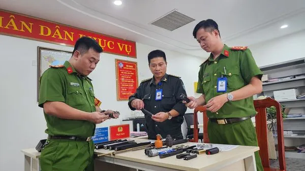 Hàng loạt công cụ hỗ trợ được bàn giao. Ảnh: CA. công cụ hỗ trợ