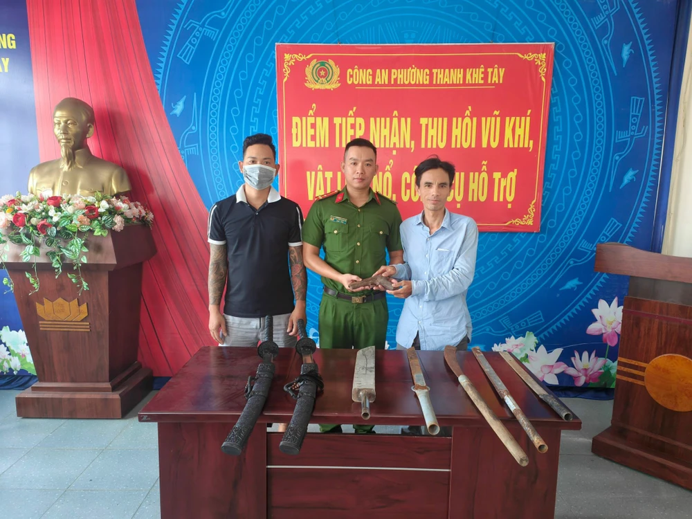 Anh Quyền đến giao nộp khẩu súng sau khi phát hiện. Ảnh: MT. súng quân dụng