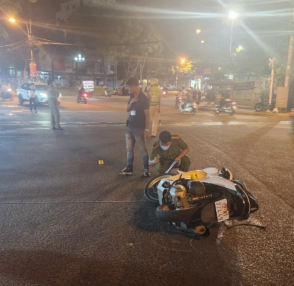 Công an tiến hành điều tra nguyên nhân vụ việc. Ảnh: MINH TRƯỜNG. tông thẳng xe máy vào chiến sĩ cảnh sát