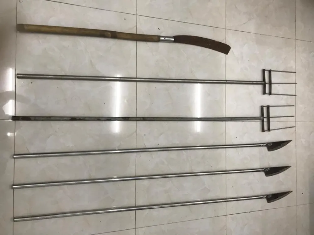 Hung khí được các thanh thiếu niên đưa đi đánh nhau. Ảnh: CA. đuổi đánh nhau trên phố