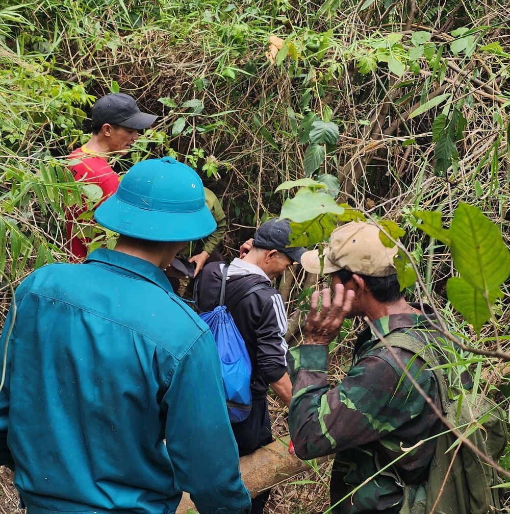 Nhiều nhóm nhỏ được chia ra để tiếp cận đám cháy rừng ở Đà Nẵng. Ảnh: MT. chua-chay.jpg