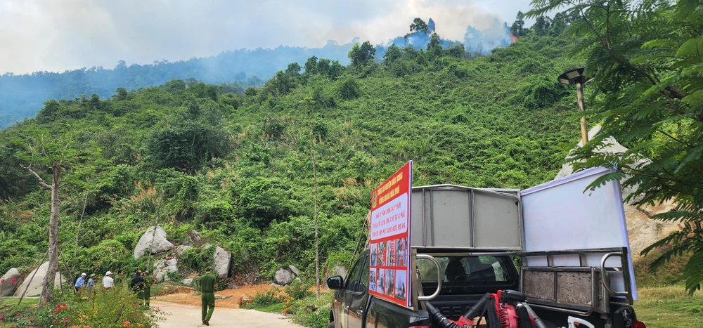 Hàng trăm người cùng phương tiện đến dập đám cháy rừng ở Đà Nẵng. Ảnh: MT. chữa cháy rừng