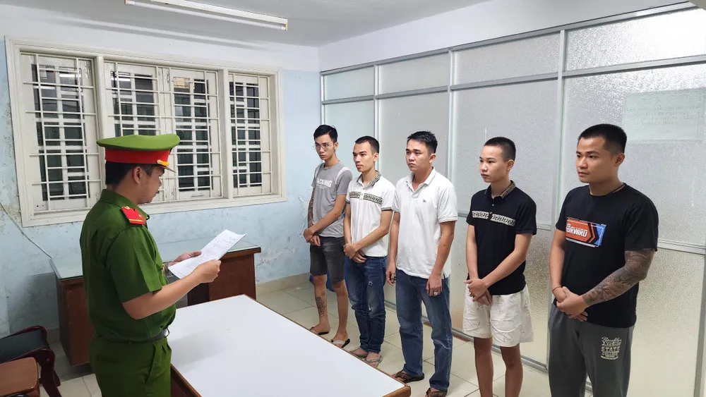 Nhóm người tại cơ quan công an. Ảnh: MT. đánh bạc trực tuyến