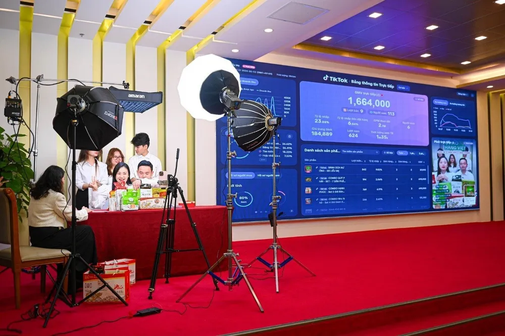 Tiểu thương được tập huấn để bán hàng văn minh trên nền tảng số. Ảnh: MT. livestream bán hàng