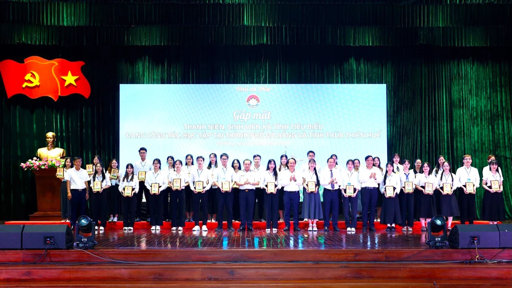 Thanh niên, sinh viên tiêu biểu được biểu dương tại buổi gặp mặt. Ảnh: MINH TRƯỜNG. sinh viên tiêu biểu