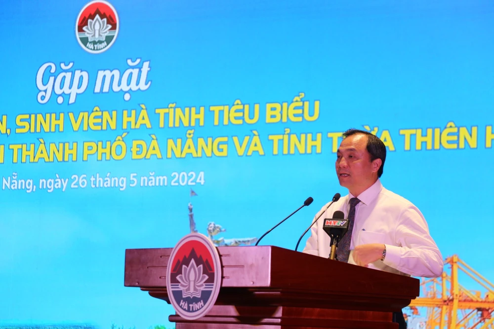 Ông Hoàng Trung Dũng, Bí thư Tỉnh uỷ Hà Tĩnh phát biểu tại buổi gặp mặt. Ảnh: MINH TRƯỜNG. ong-hoang-trung-dung-bi-thu-tinh-uy-ha-tinh-bieu-duong-sinh-vien-tieu-bieu.jpg