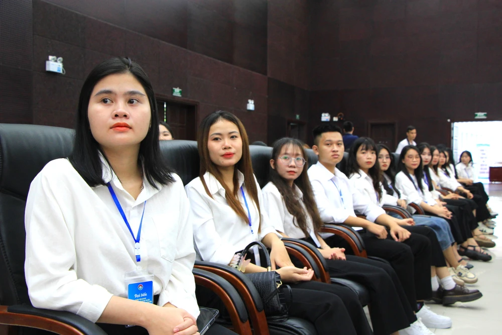 Gần 200 thanh niên, sinh viên Hà Tĩnh tiêu biểu tại Đà Nẵng và Huế tham dự buổi gặp mặt. Ảnh: MINH TRƯỜNG. sinh-vien-tieu-bieu-ha-tinh.JPG