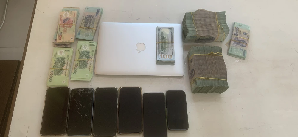 Hơn 1 tỉ tiền mặt cùng nhiều thiết bị được công an phát hiện, thu giữ. Ảnh: CA. ca-do-bong-da-qua-mang-tang-vat.jpg