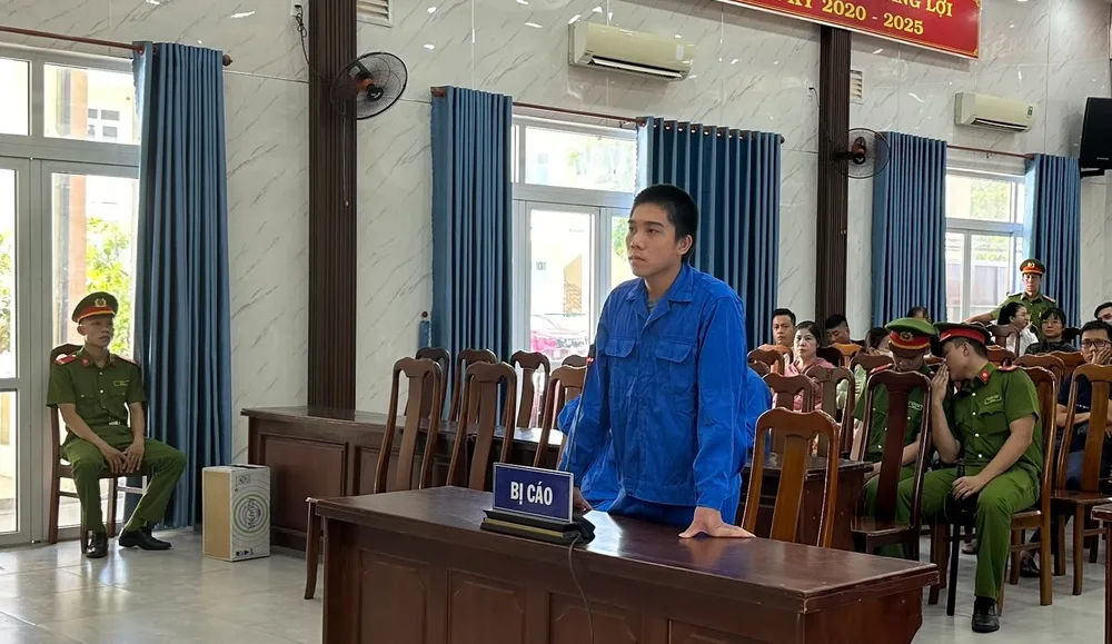 Phiên toà lưu động được nhiều người dân đến theo dõi. Ảnh: MT. cướp giật tài sản