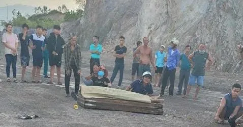 Thi thể của hai em được tìm thấy ngay sau đó. Ảnh: MT. bi-duoi-nuoc.jpg