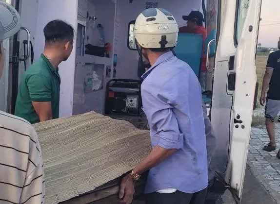 Bàn giao thi thể hai em cho gia đình. Ảnh: MT. bị đuối nước