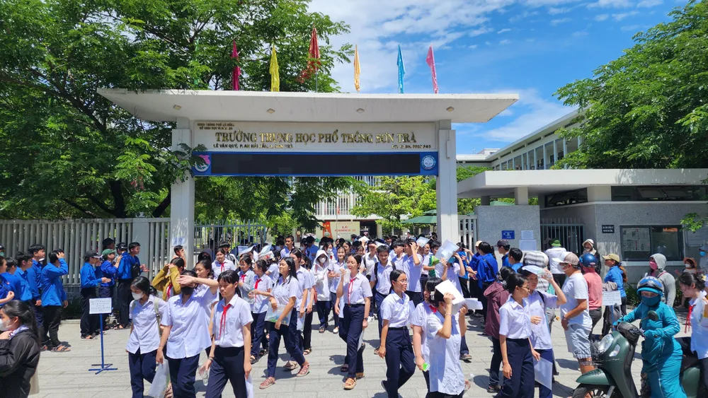Có 16.223 thí sinh đăng kí dự thi vào 21 trường THPT công lập và 1.535 thí sinh đăng kí dự thi vào lớp 10 Trường THPT chuyên Lê Quý Đôn ở Đà Nẵng. Ảnh: MINH TRƯỜNG. điểm thi vào lớp 10
