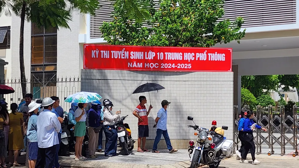 Phụ huynh đội nắng chờ con ngoài điểm thi vào lớp 10 vừa qua. Ảnh: MINH TRƯỜNG. diem-thi-vao-lop-10-da-nang.jpg