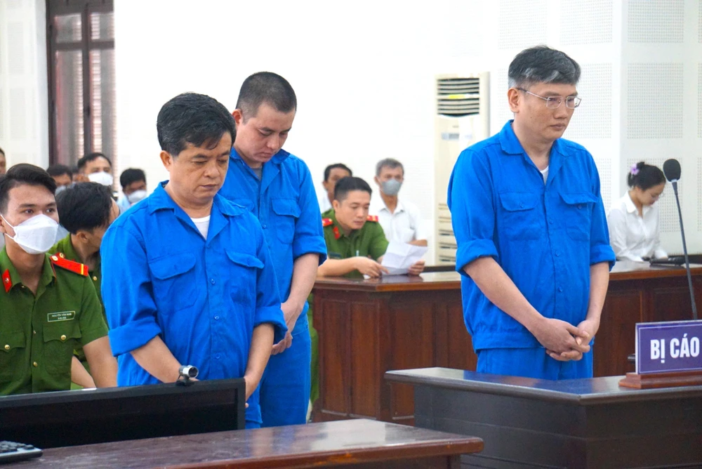 Tổng số tiền các bị cáo nhận của người dân là hơn 2,7 tỉ đồng. Ảnh: MT. Giam-doc-trung-tam-dang-kiem-da-nang.jpg