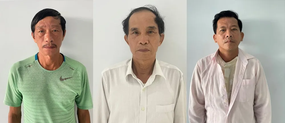 Đoàn Trọng, Nguyễn Huỳnh Văn Đợi, Trần Đình Bá tại cơ quan công an. Ảnh: CA. cá độ bóng đá
