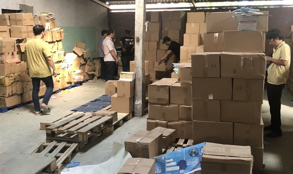 Hàng trăm nghìn cuốn sách giả bị phát hiện, thu giữ. Ảnh: CA. hang-hoa.jpg