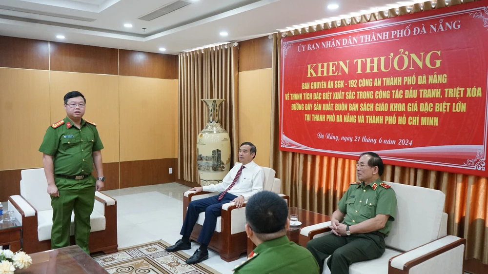 Ông Lê Trung Chinh, Chủ tịch UBND TP Đà Nẵng khen thưởng Công an TP Đà Nẵng. Ảnh: CA. sach-giao-khoa-gia-khen-thuong.jpg