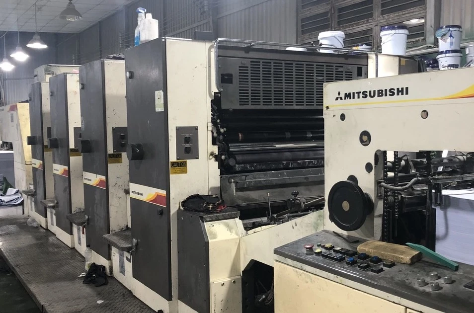 Nhiều máy móc hiện đại được đường dây sản xuất sách giả sử dụng. Ảnh: CA. sách giáo khoa giả