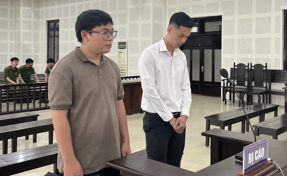 Trần Ngọc Lĩnh và Đặng Nguyên Vũ tại phiên toà. Ảnh: MT chạy lấn làn