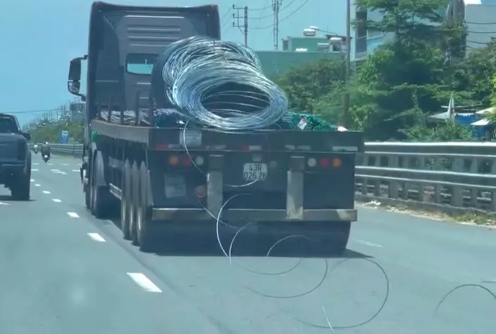 thép cuộn rơi xuống đường