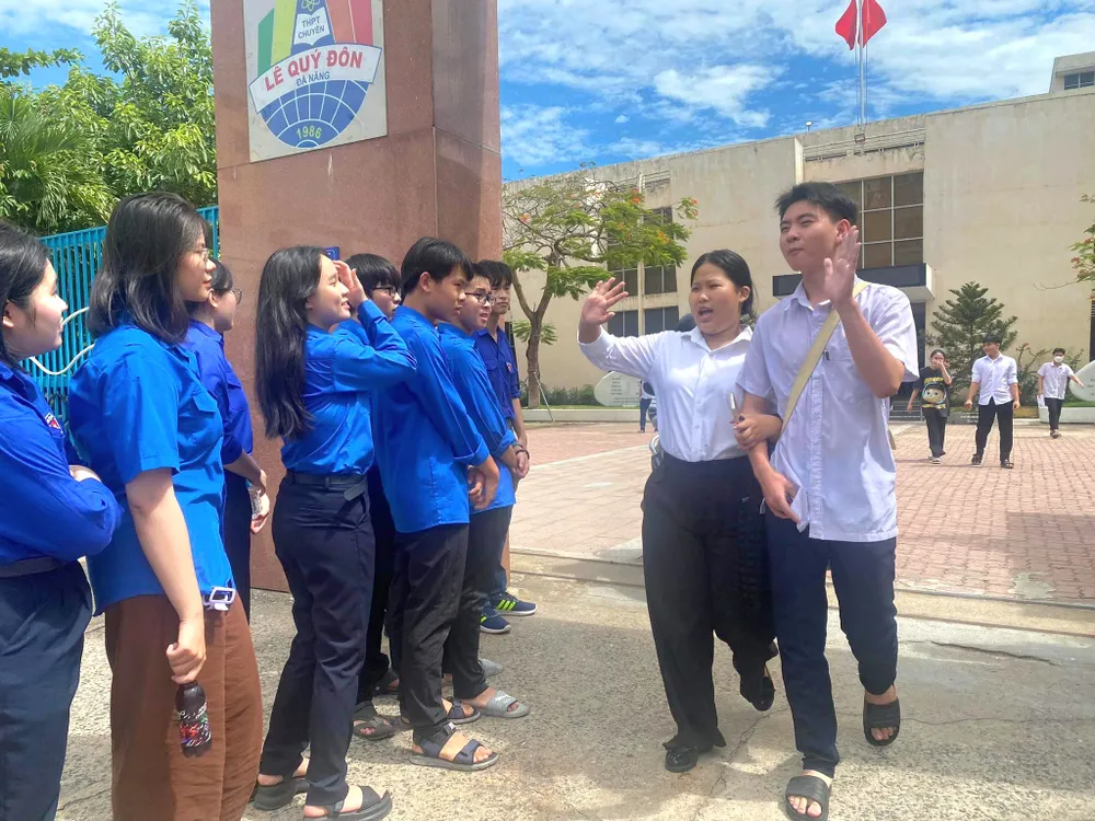 Nhiều thí sinh rạng ngời sau khi hoàn thành môn thi Ngữ Văn. Ảnh: MINH TRƯỜNG. đưa điện thoại vào phòng thi