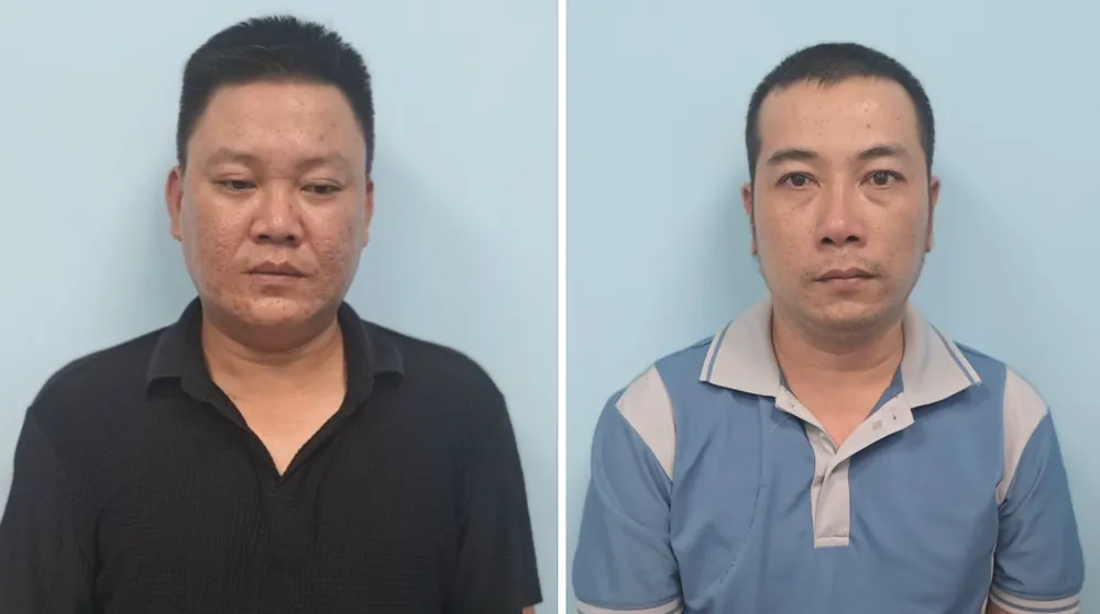 Nguyễn Xuân Khánh và Lê Tấn Quang tại cơ quan công an. Ảnh: CA. cam-dau-duong-day-ca-do-bong-da.jpg