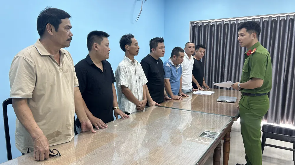 Triệu tập các đối tượng nằm trong đường dây cá độ bóng đá. Ảnh: CA. đường dây cá độ bóng đá